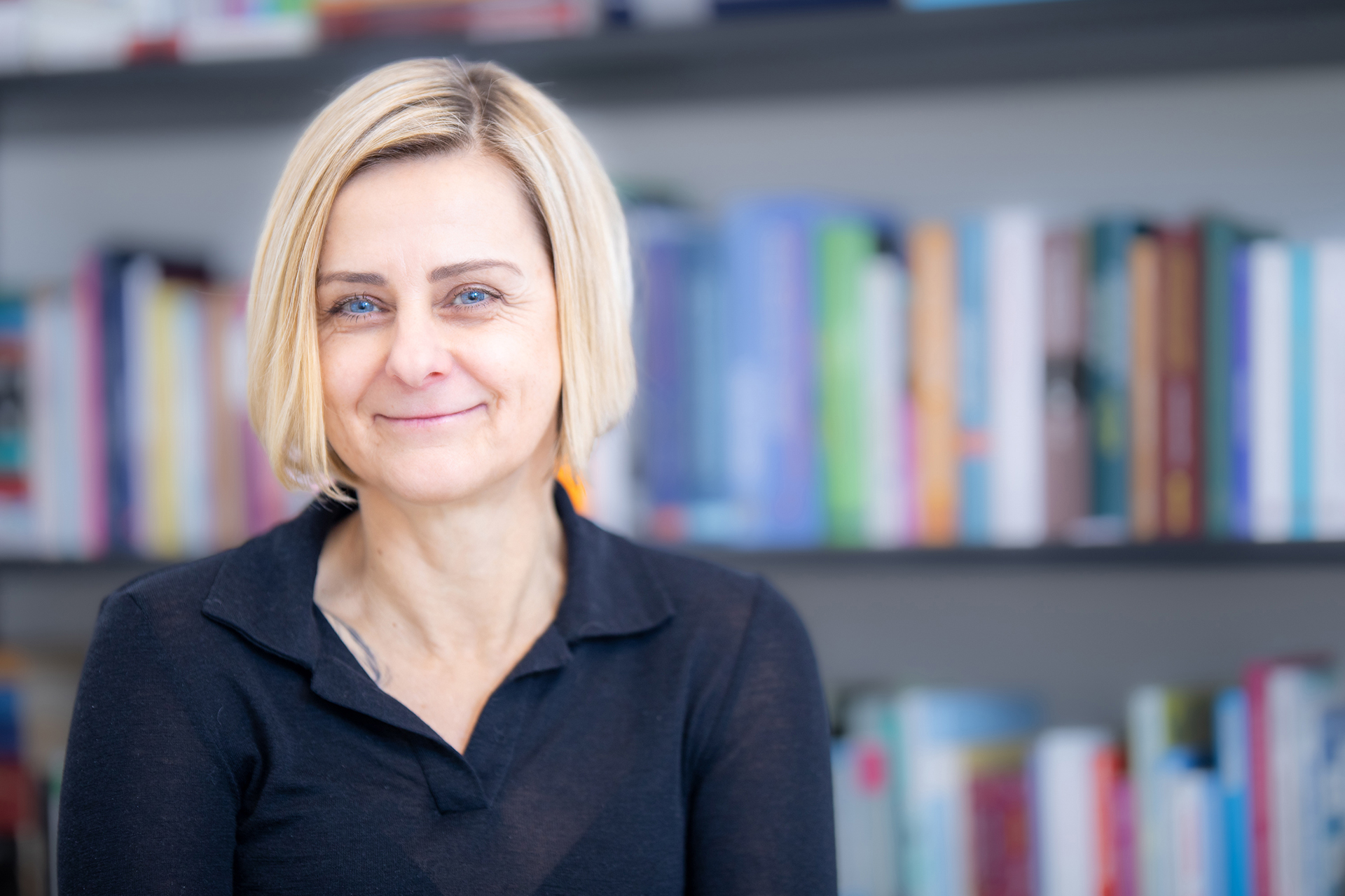 Psychotherapeutin Christiane Brazda vor einem Bücherregal