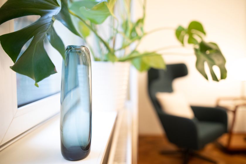 Eine Vase am Fensterbrett