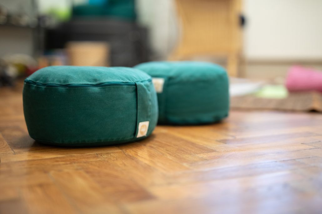 gemütliche Sitzkissen am Boden in der Praxis in Wien