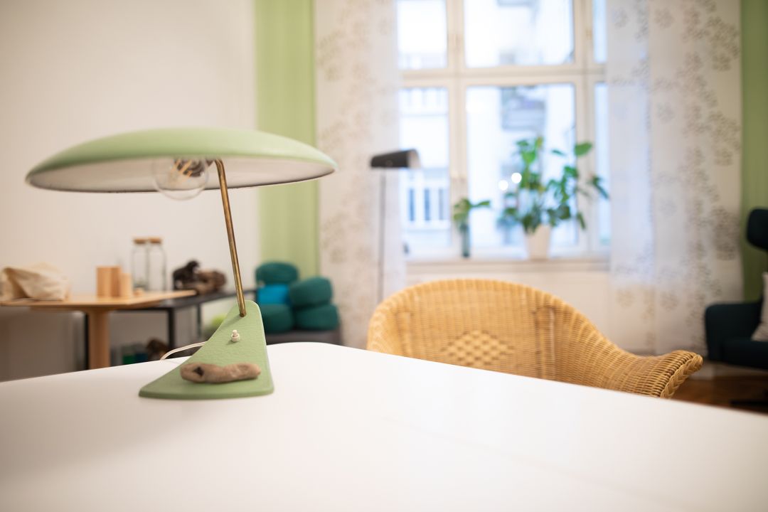 Eine Schreibtischlampe in der hellen Praxis in Wien
