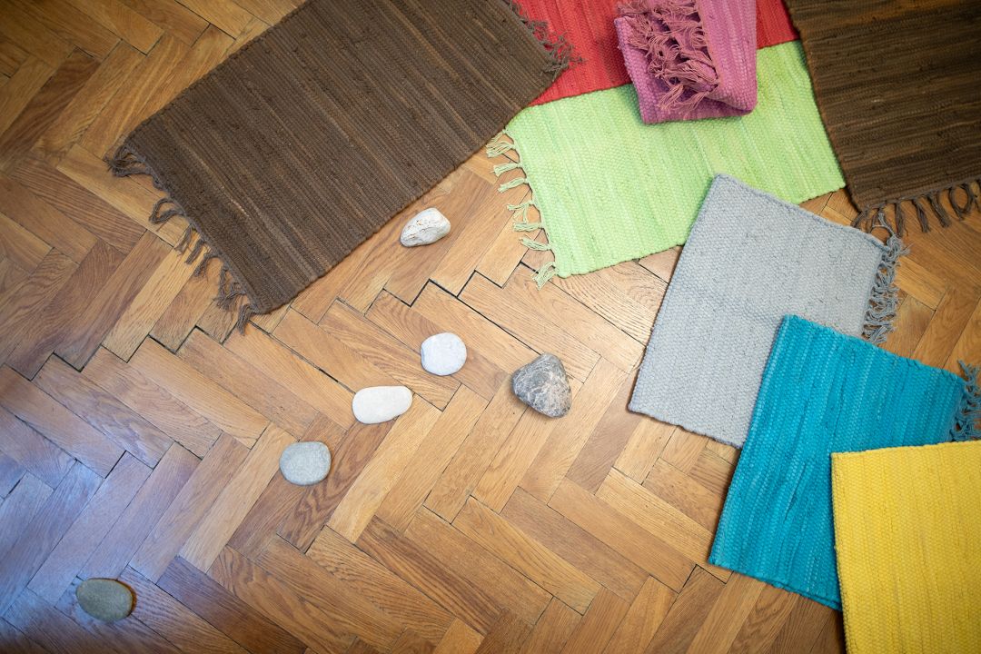 Steine und Teppiche am Boden in der Praxis in Wien