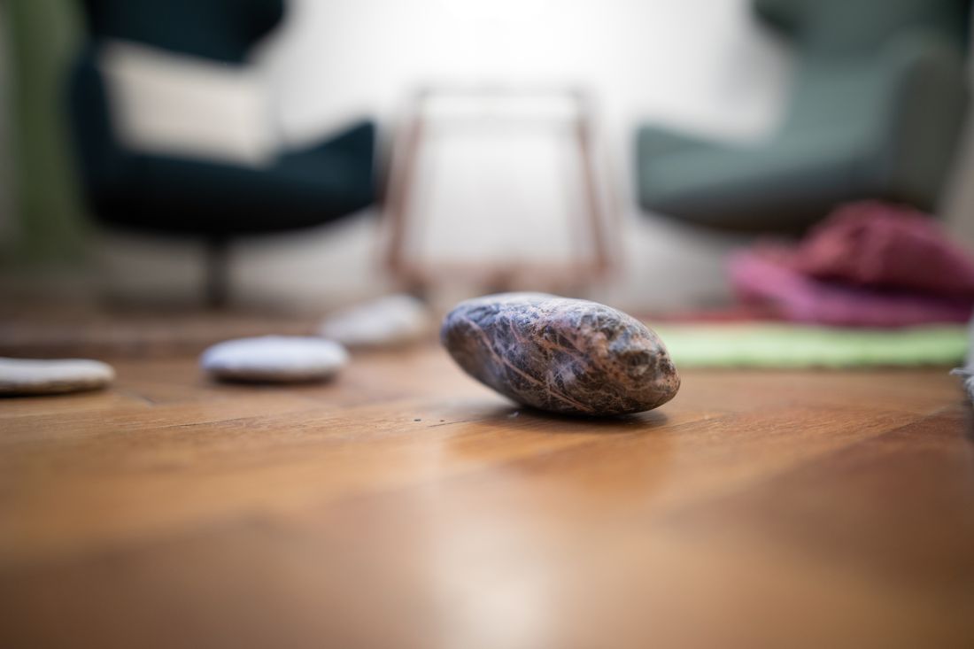 Ein Stein in Nahaufnahme liegt am Boder